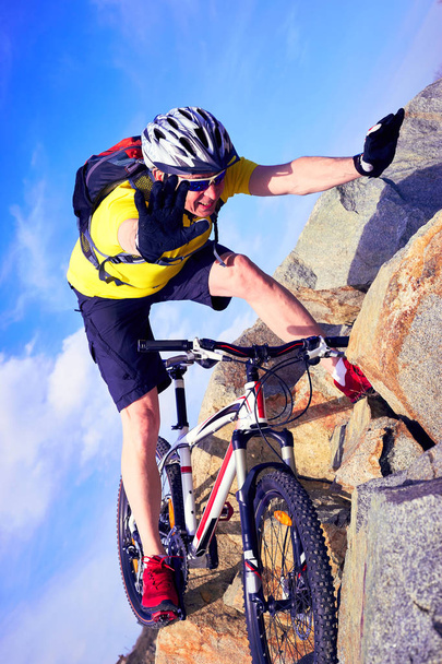 Cyklista, který cestuje v horách v létě za slunečného dne - Fotografie, Obrázek