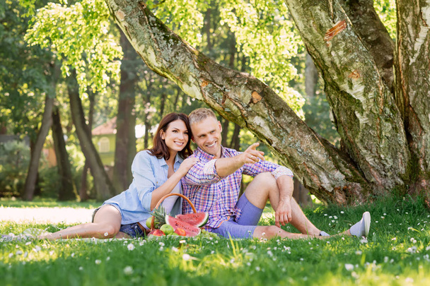 Young man and woman on picnic  - Foto, Imagen