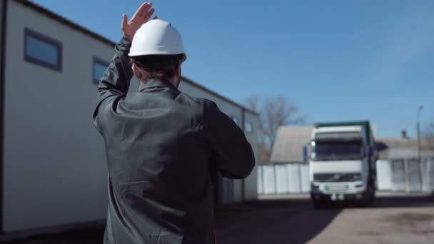 El gerente que lidera el camión
 - Metraje, vídeo