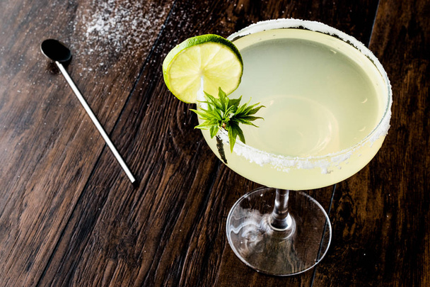 Klasik Margarita kokteyl limon ve tuz. - Fotoğraf, Görsel