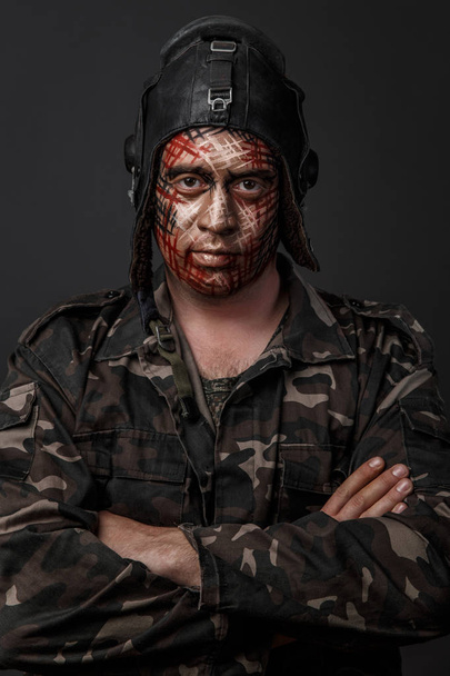 Camuffamento creativo e divertente in stile militare sul viso di Tankman
 - Foto, immagini