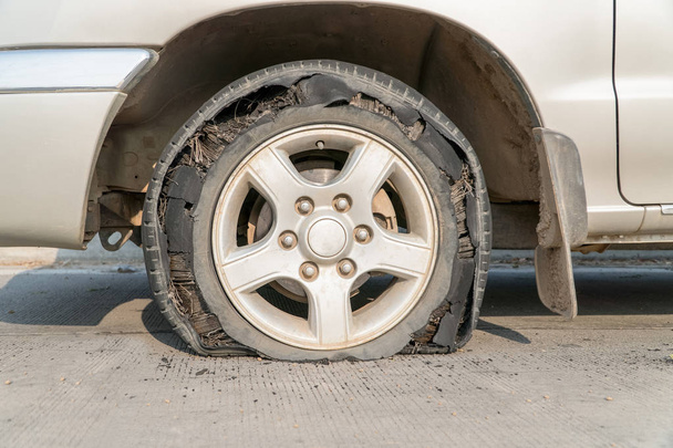 pneu estourado na estrada
 - Foto, Imagem