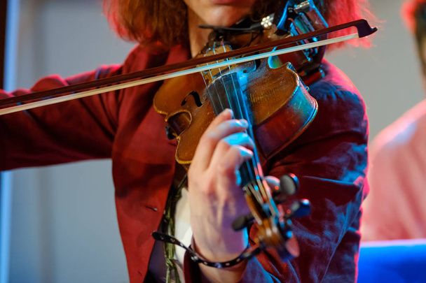 Young woman playing the violin - Фото, зображення