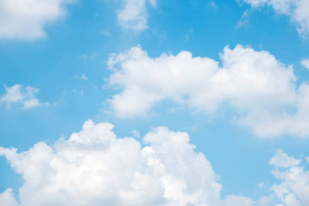 美しい青い空に白いふわふわの雲。新鮮な自然  - 写真・画像