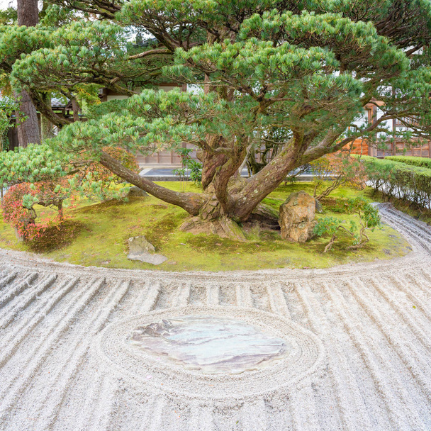 Ιαπωνικά πέτρα zen κήπο Διαλογισμός στην άμμο γραμμές για χαλάρωση - Φωτογραφία, εικόνα