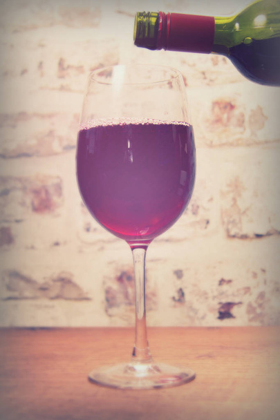 Bicchiere di vino rosso corposo versato
 - Foto, immagini