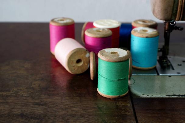 kleurrijke klossen van wol - Foto, afbeelding