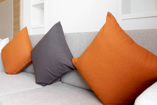 Almohadas en el sofá en la sala de estar
 - Foto, imagen