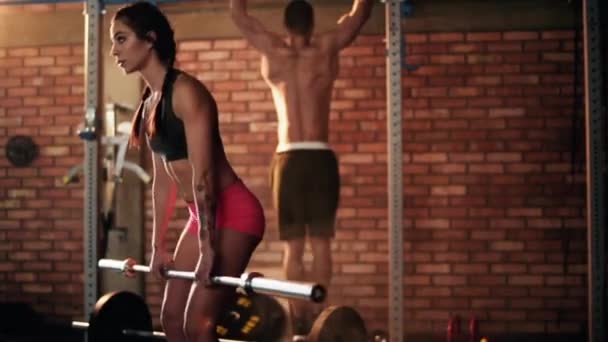 Paar trainiert mit Fitnessgeräten  - Filmmaterial, Video