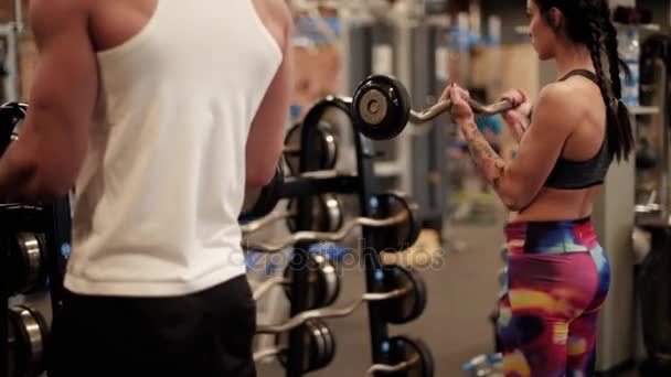σπορ ζευγάρι barbells άρση στο γυμναστήριο - Πλάνα, βίντεο