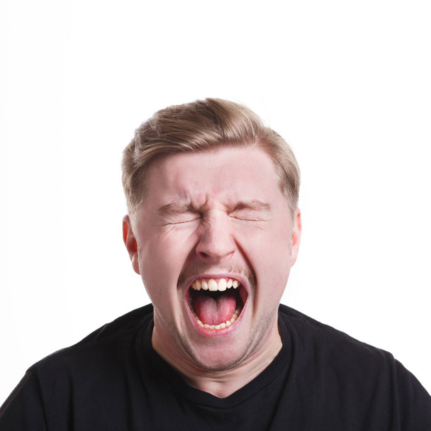 Homme exprimant sa colère, se sentant furieux, criant
 - Photo, image