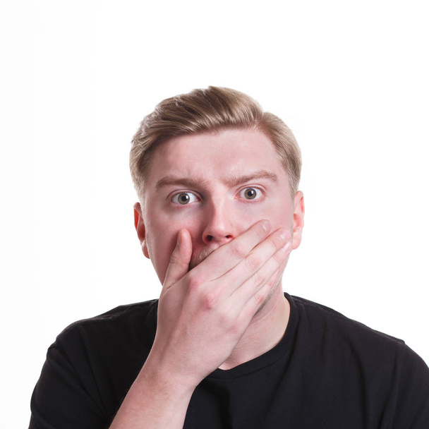 Pomlouvačná, překvapený muž pokrývající ústa rukou - Fotografie, Obrázek