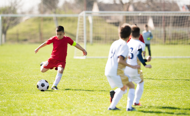 Kinderen voetbal voetbal - kinderen spelers match op voetbalveld  - Foto, afbeelding