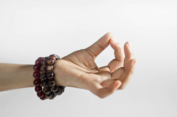 Рука з розмарином, що практикує йогу в положенні лотоса
 - Фото, зображення