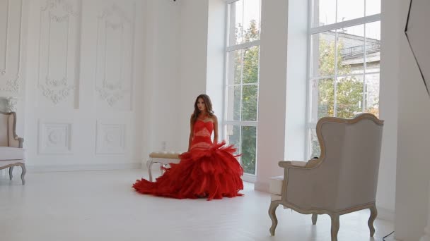 Gergeous γυναίκας με κόκκινο φόρεμα που θέτουν σε στούντιο. - Πλάνα, βίντεο
