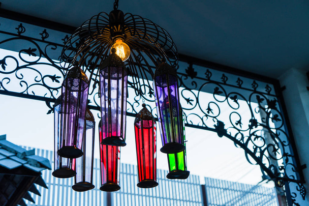Lanternes colorées accrochées au plafond Hôtel
. - Photo, image