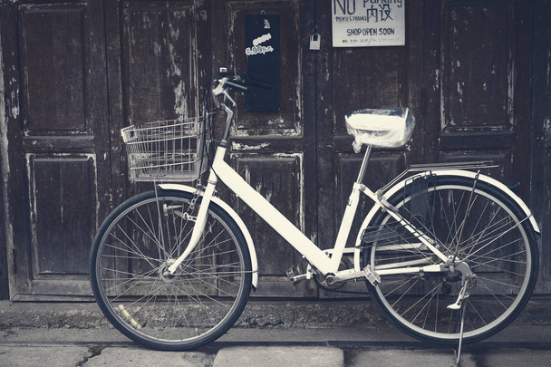 Vecchia bicicletta di fronte al negozio al mattino
. - Foto, immagini