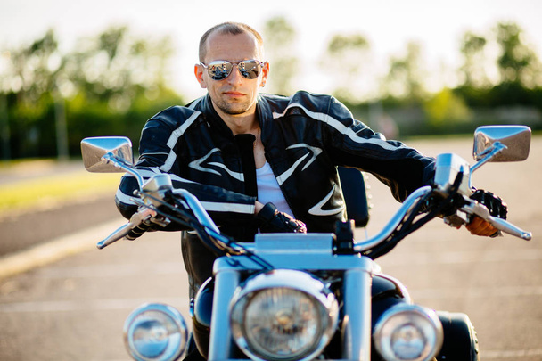 Onun motosiklet üzerinde oturan motorcu adam. Motosiklet ile orta yaşlı adam portresi - Fotoğraf, Görsel
