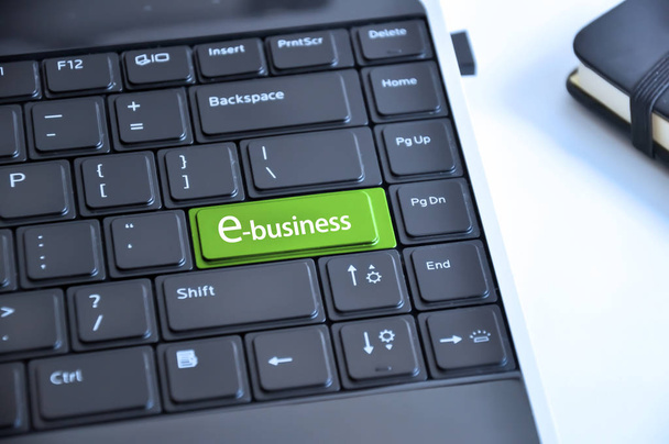 E ビジネス キーボードのキー、オンライン ビジネスの成長に電子メールを送信 - 写真・画像