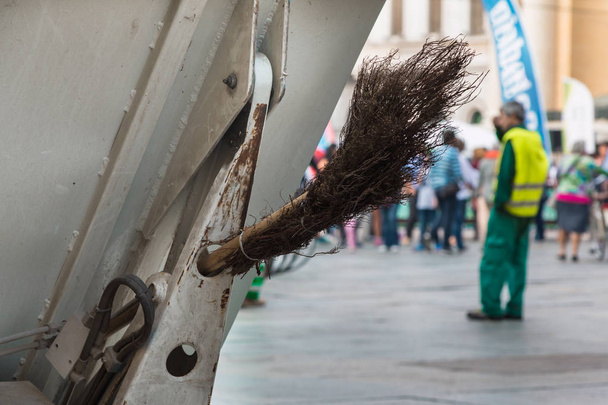Śmieciarz komunalnych pracownika z czyszczenia narzędzi w drogach publicznych - Zdjęcie, obraz