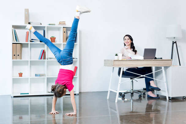Businesswoman with daughter in office  - Foto, afbeelding