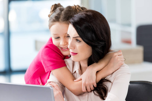 Mother and daughter at workplace  - Foto, Imagen