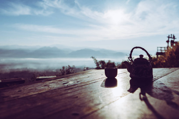 Tazza di tè nella nebbia del mattino su una montagna
. - Foto, immagini