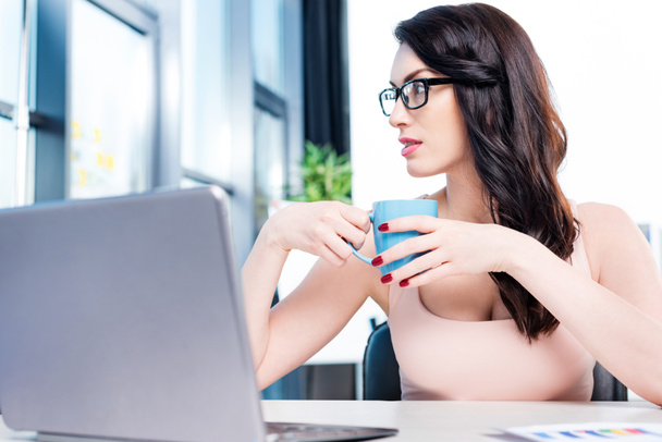 businesswoman with coffee and laptop  - Фото, изображение
