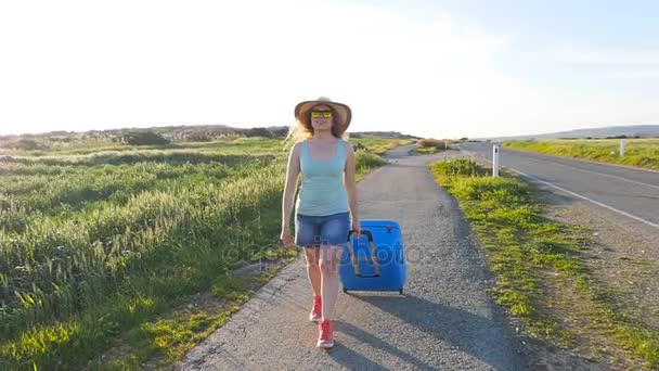 Glückliche junge Frau mit Koffer. Reisekonzept - Filmmaterial, Video