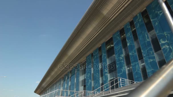 fachada de cristal del palacio de deportes acuáticos
  - Metraje, vídeo