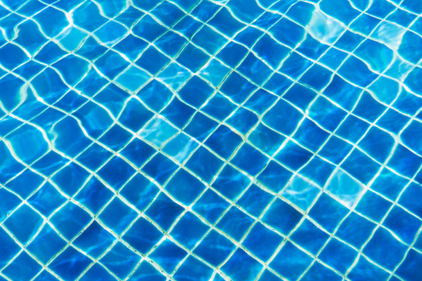 El agua azul de la piscina está limpia.
. - Foto, Imagen