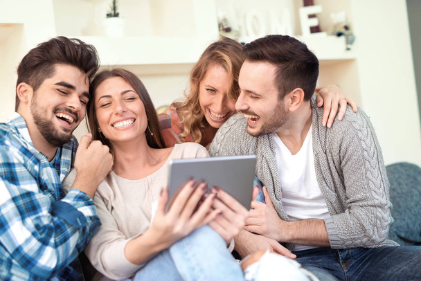 Grupo de amigos tomando una selfie en casa
 - Foto, Imagen