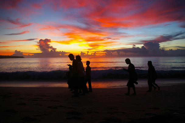 Na praia ao pôr do sol
 - Foto, Imagem