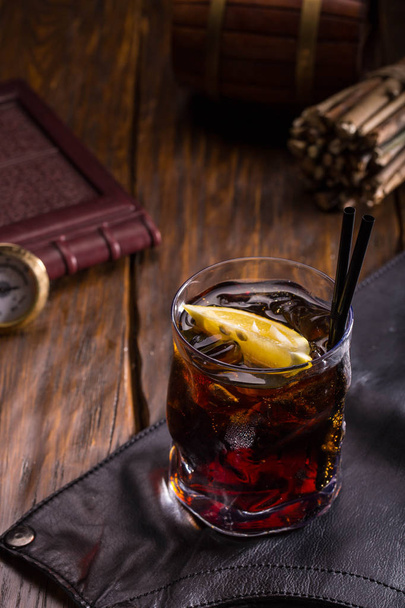 Alcoholic cocktail with rum and Coca, with a lime and with ice - Foto, imagen