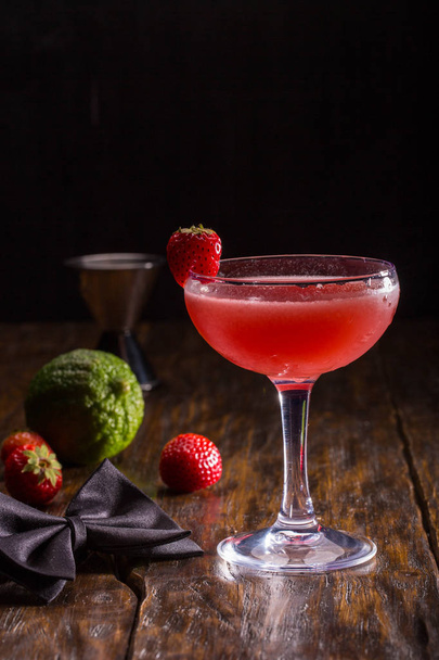 Cocktail with ice, strawberry and a lime with vodka - Foto, Bild