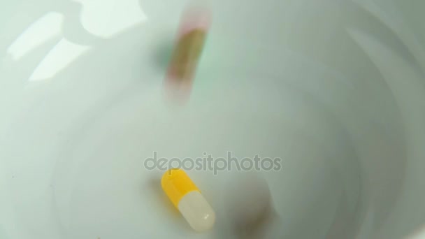 Pills falling into the bowl - Materiaali, video