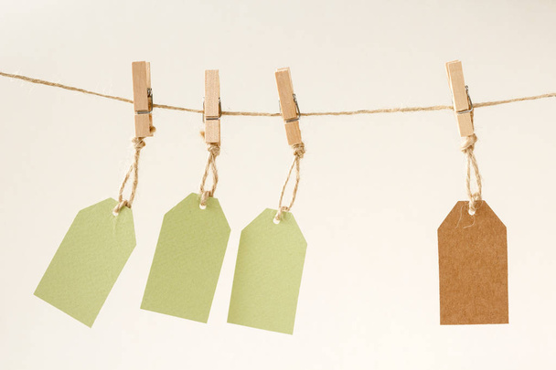 Lege kartonnen prijskaartjes op een houten wasknijpers - Foto, afbeelding