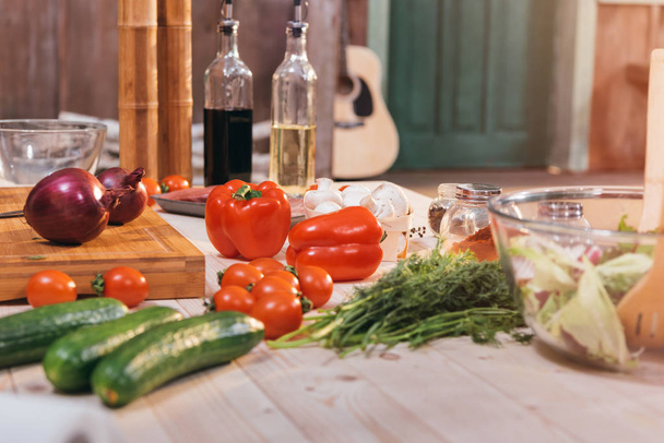 Verduras y carne en la mesa
  - Foto, imagen