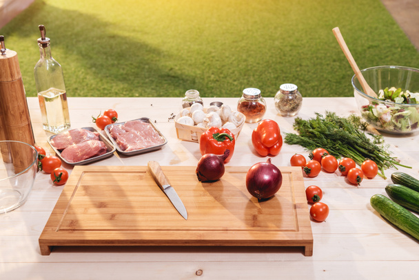 Овощи и мясо на столе
  - Фото, изображение