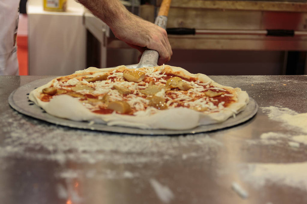 Elhelyezés a kemencébe, s paradicsommal és gombával töltött Pizza - Fotó, kép