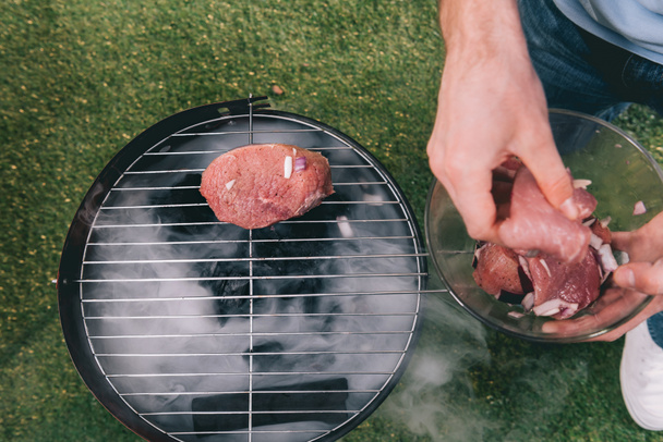 muž pečení maso - Fotografie, Obrázek