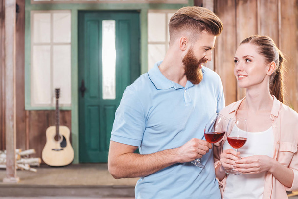 ευτυχισμένο ζευγάρι με wineglasses - Φωτογραφία, εικόνα