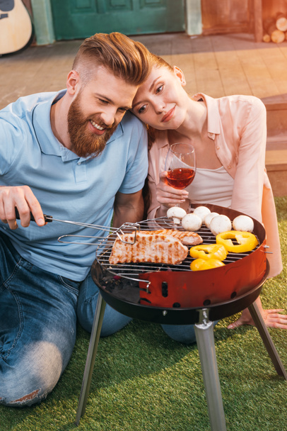 couple griller de la viande et des légumes
 - Photo, image