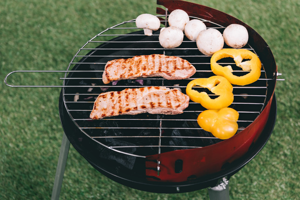 meat and vegetables on barbecue grill  - Foto, Imagen