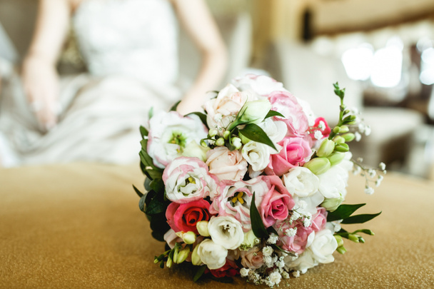 Buquê de casamento rosa e branco fica no sofá
  - Foto, Imagem
