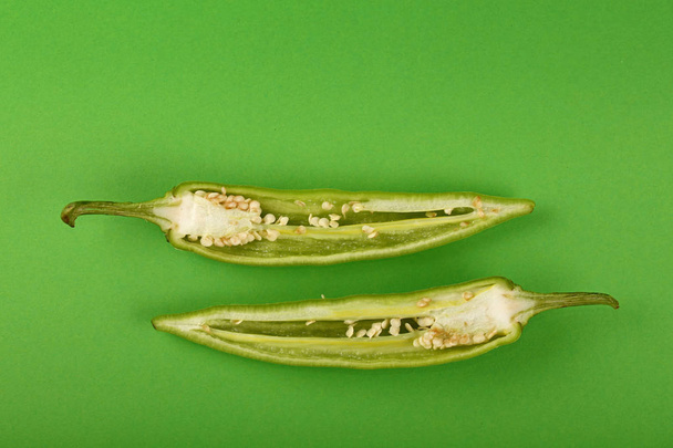Δύο Κόψτε το jalapeno καυτά πιπέρια τσίλι για πράσινο - Φωτογραφία, εικόνα