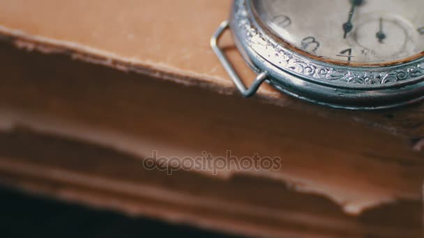 Eski kitapların arka planda Vintage antika cep saati. - Video, Çekim