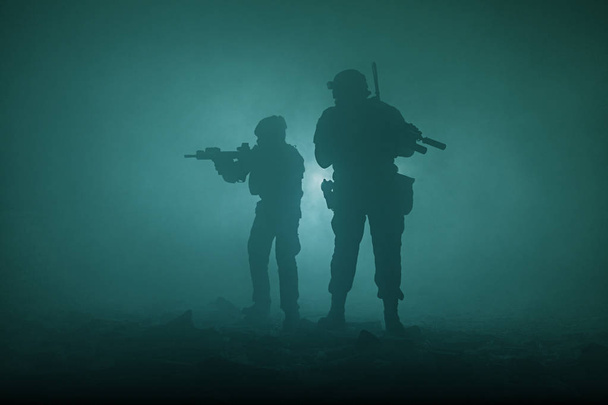 Silhouettes noires de soldats
 - Photo, image
