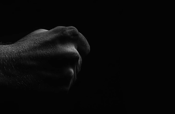Чоловічий кулак на чорному тлі
 - Фото, зображення