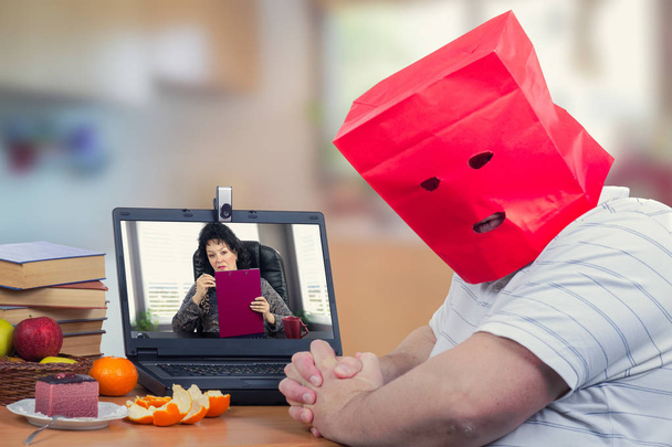introvertierter dicker Mann hat Angst vor Online-Psychiatern - Foto, Bild